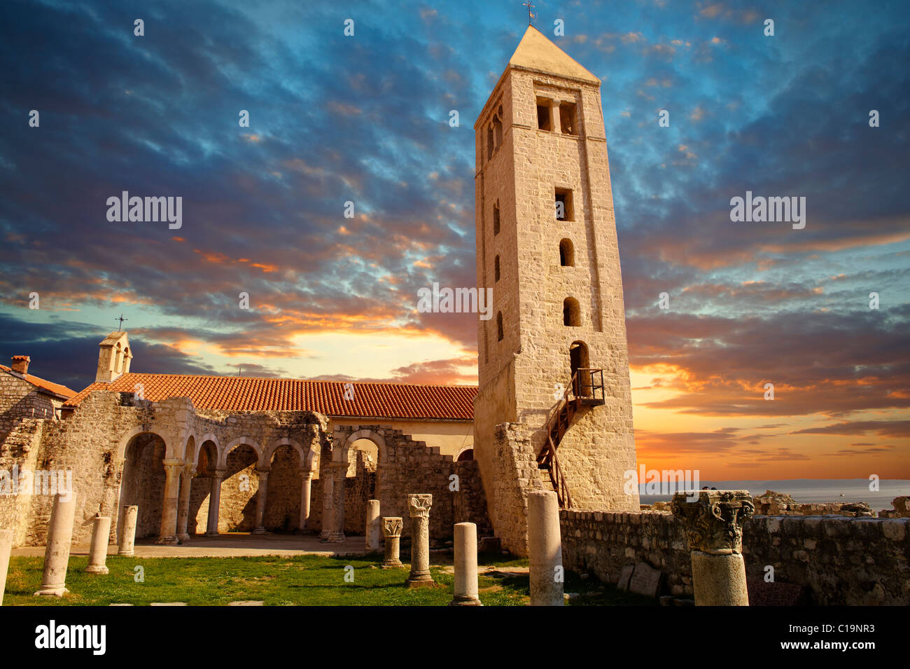 Le Clocher de style médiéval et piliers de l'église de St Jean l'Evengelist. L''île de Rab, Craotia Banque D'Images Le Clocher de style médiéval et piliers de l'église de St Jean l'Evengelist. L''île de Rab, Craotia Banque D'Images