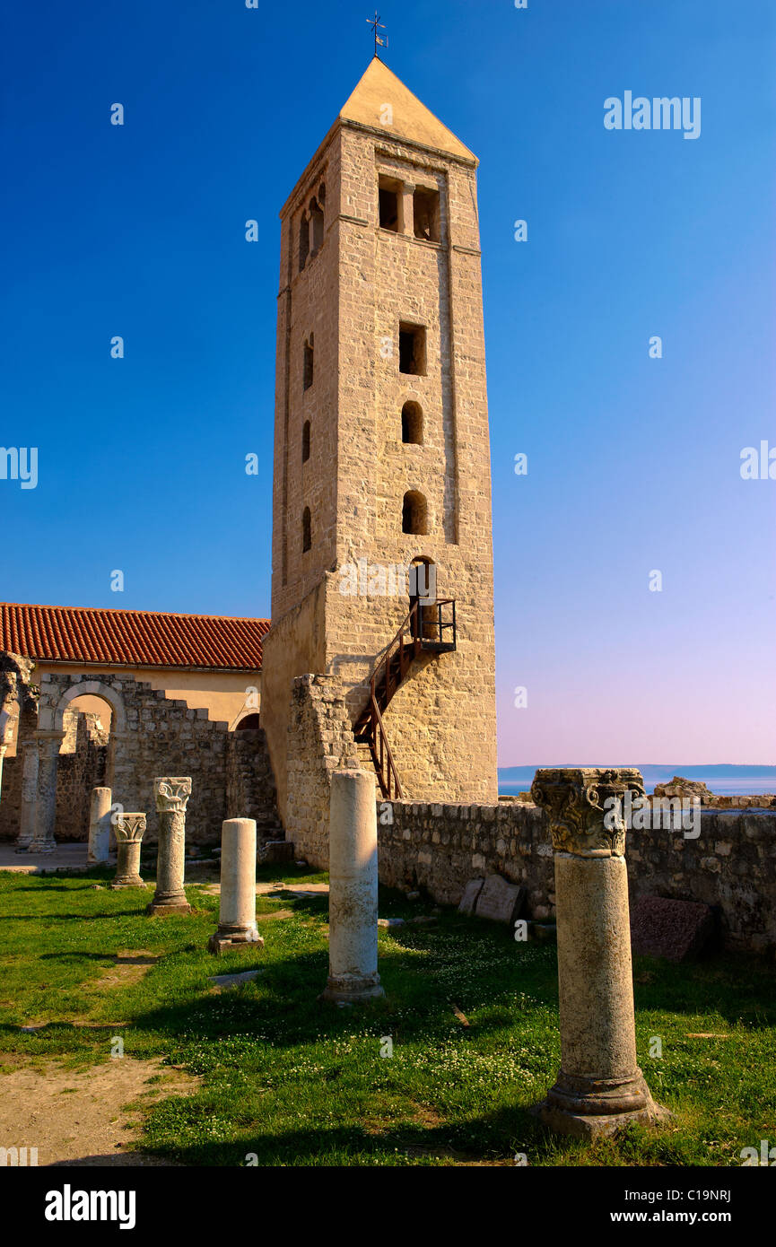Le Clocher de style médiéval et piliers de l'église de St Jean l'Evengelist. L''île de Rab, Craotia Banque D'Images Le Clocher de style médiéval et piliers de l'église de St Jean l'Evengelist. L''île de Rab, Craotia Banque D'Images