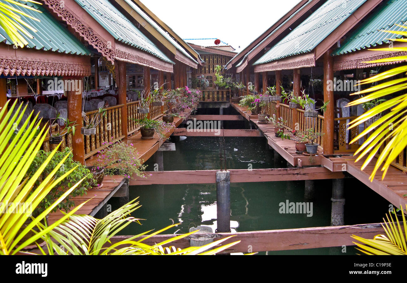 Village sur pilotis au-dessus de l'océan à Phuket, Thaïlande Banque D'Images