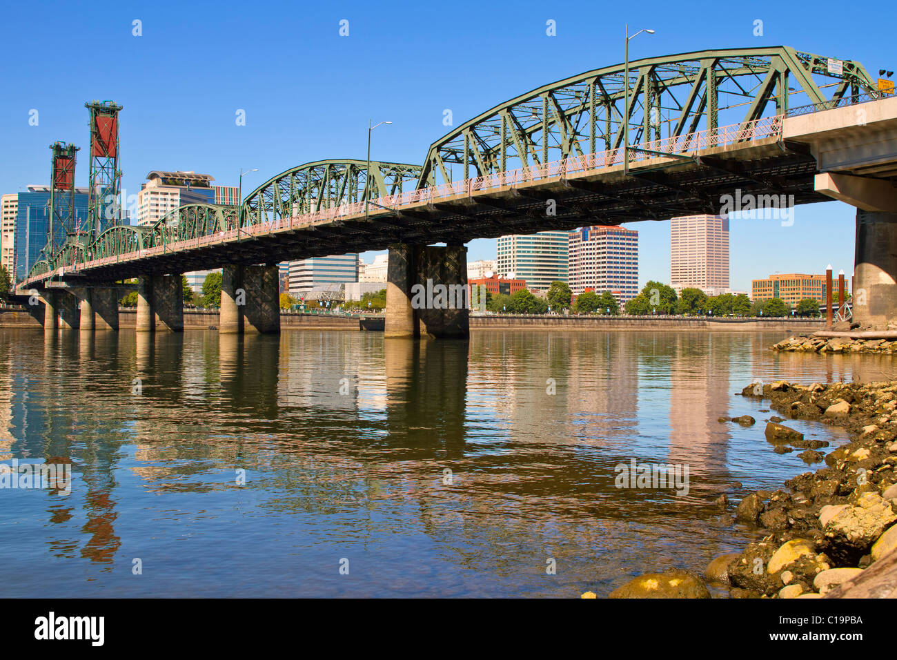 Hawthorne historique pont sur la rivière Willamette à Portland Oregon Banque D'Images