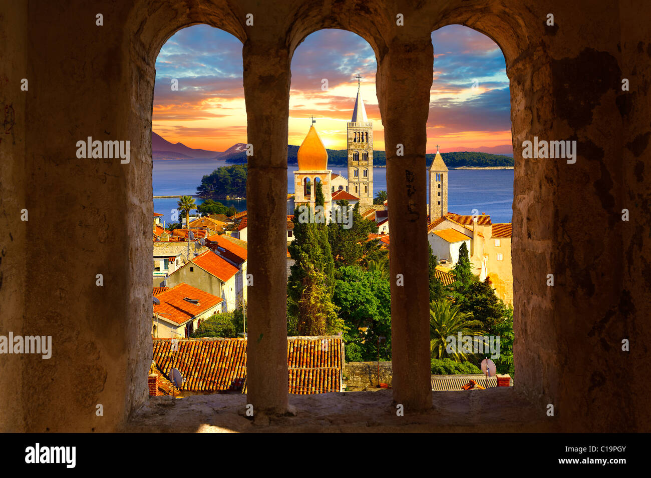 Vue depuis St John Church tower sur la cité médiévale de toits de la ville de Rab . L''île de Rab, Craotia Banque D'Images