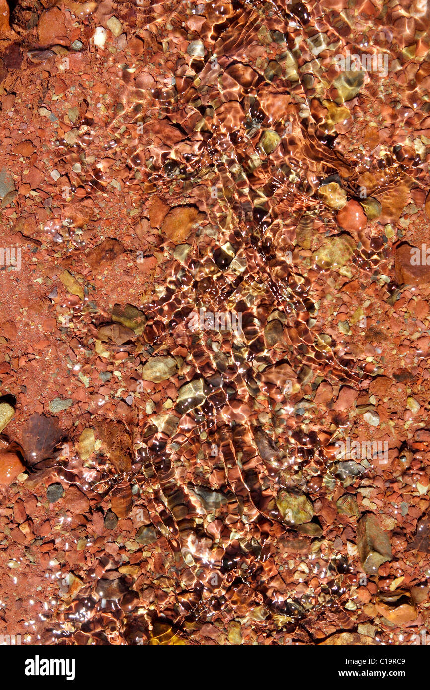 Fond de l'eau de la rivière Red Rocks flux transparence texture background Banque D'Images
