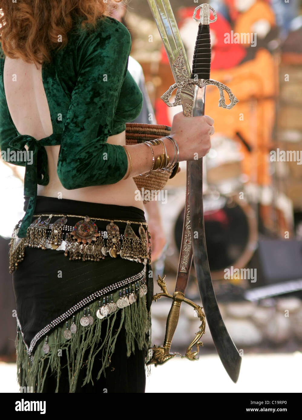 Belly dancer marocain tenant deux épées Banque D'Images