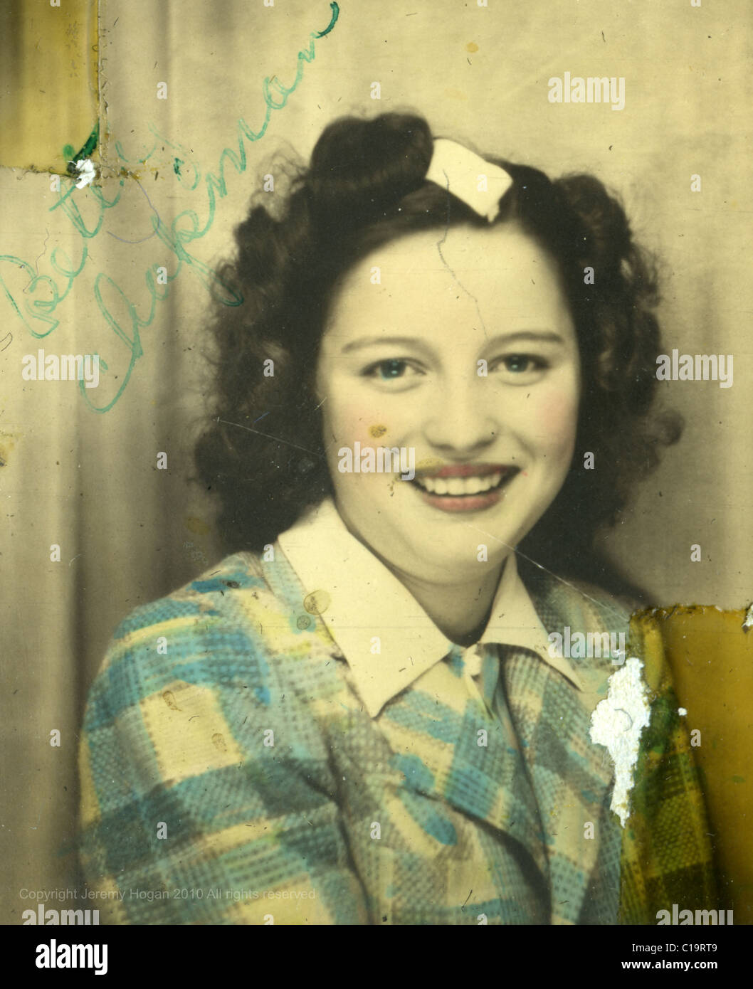 Portrait de Photobooth femme dans le milieu des années 1940 LA DEUXIÈME GUERRE MONDIALE Indiana coloriée à la mode des coiffures à carreaux Banque D'Images
