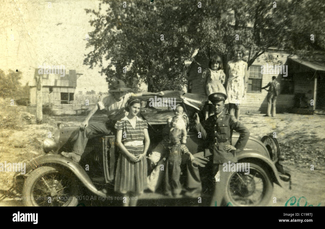 Automobiles - photo 9 x 6 cms. famille devant une voiture ancienne. ( traction citroen