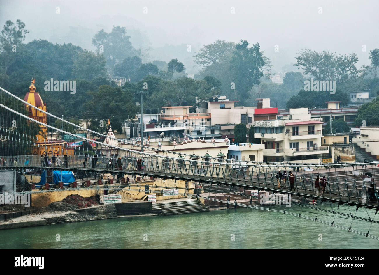 Suspension Bridge à travers une rivière, Lakshman Jhula, Rishikesh, Inde, Uttarakhand Banque D'Images