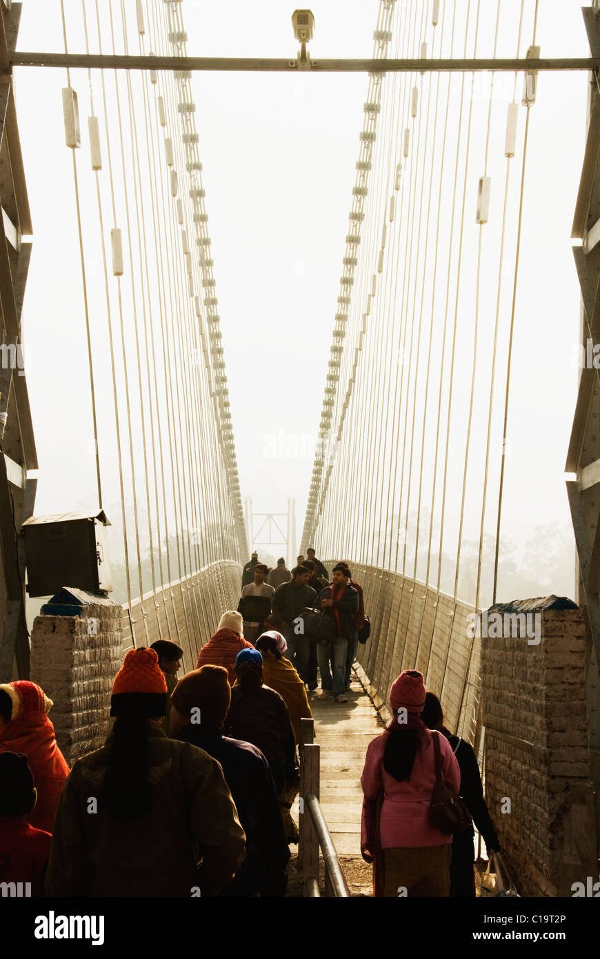 Les touristes marchant sur un pont suspendu, Lakshman Jhula, Gange, Rishikesh, Inde, Uttarakhand Banque D'Images
