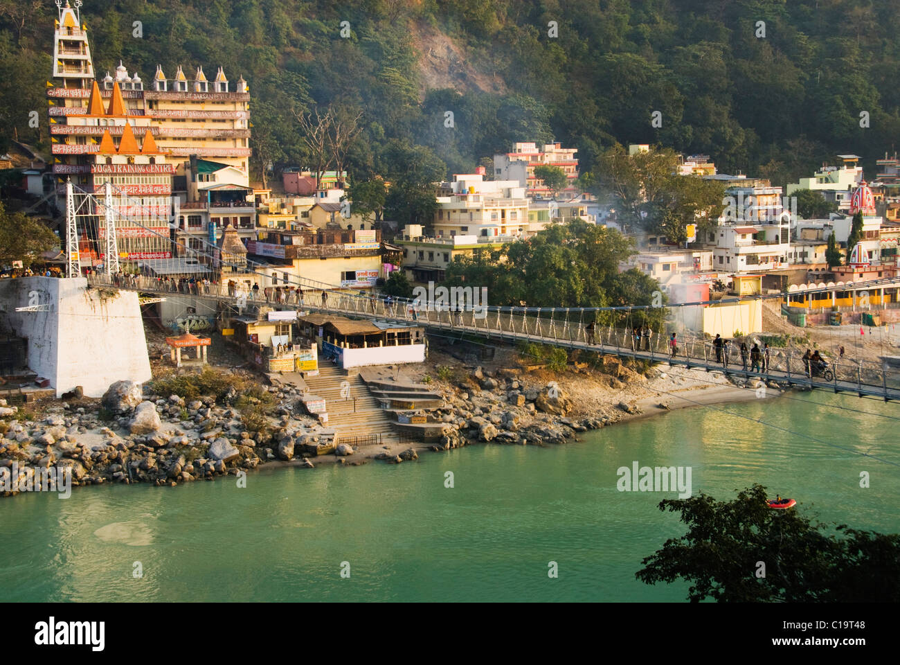 Des temples à la berge, Lakshman Jhula, Gange, Rishikesh, Inde, Uttarakhand Banque D'Images
