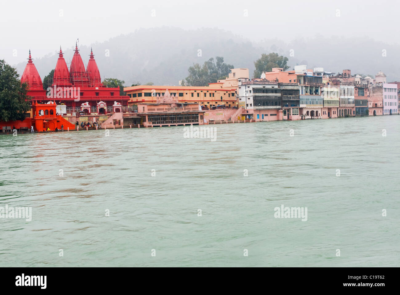 Des bâtiments et des temples au bord de l'eau, Gange, Haridwar, Uttarakhand, Inde Banque D'Images
