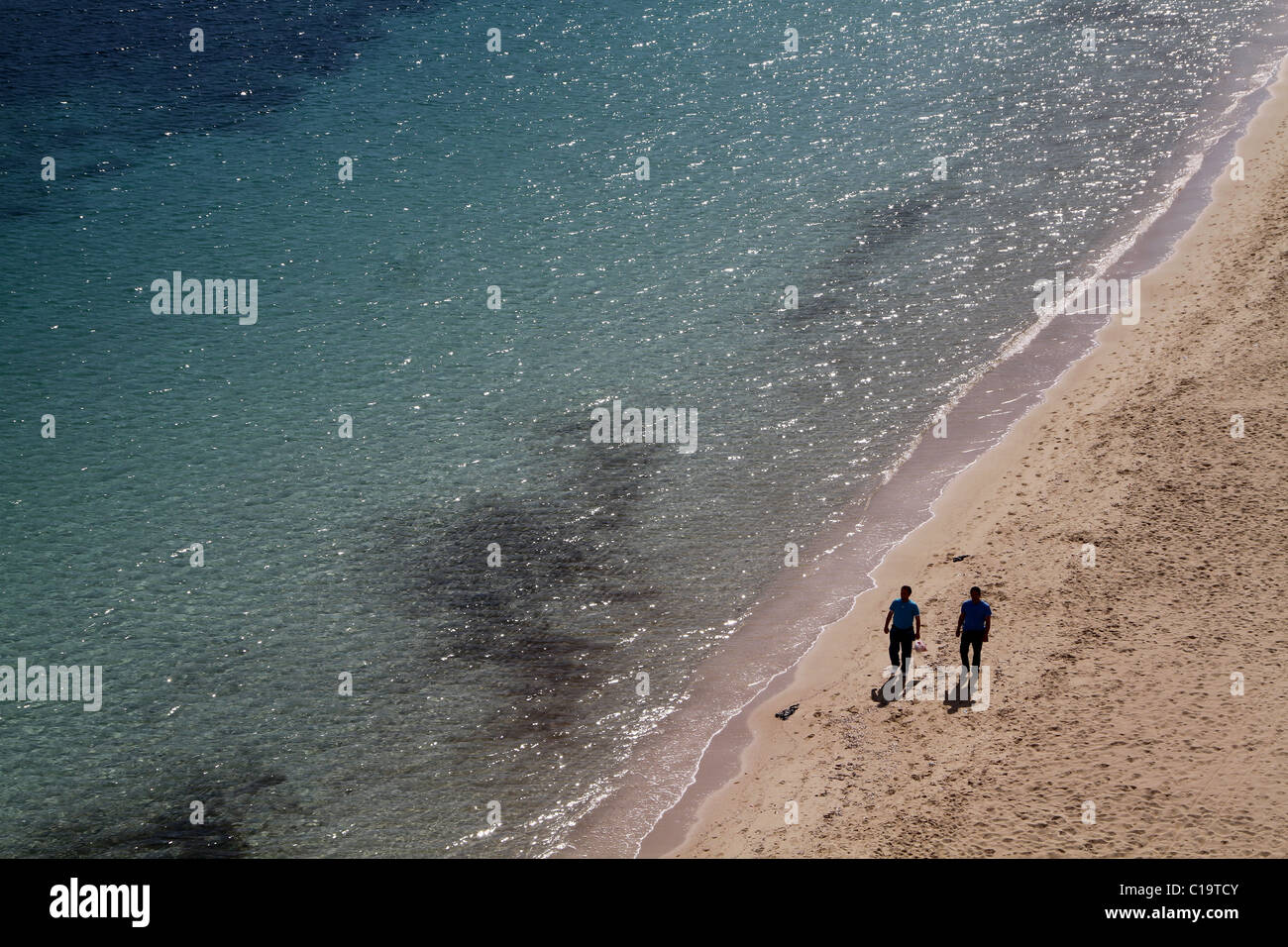 Silhouette de deux personnes marchant sur la plage de Palma Nova, à Majorque. Banque D'Images