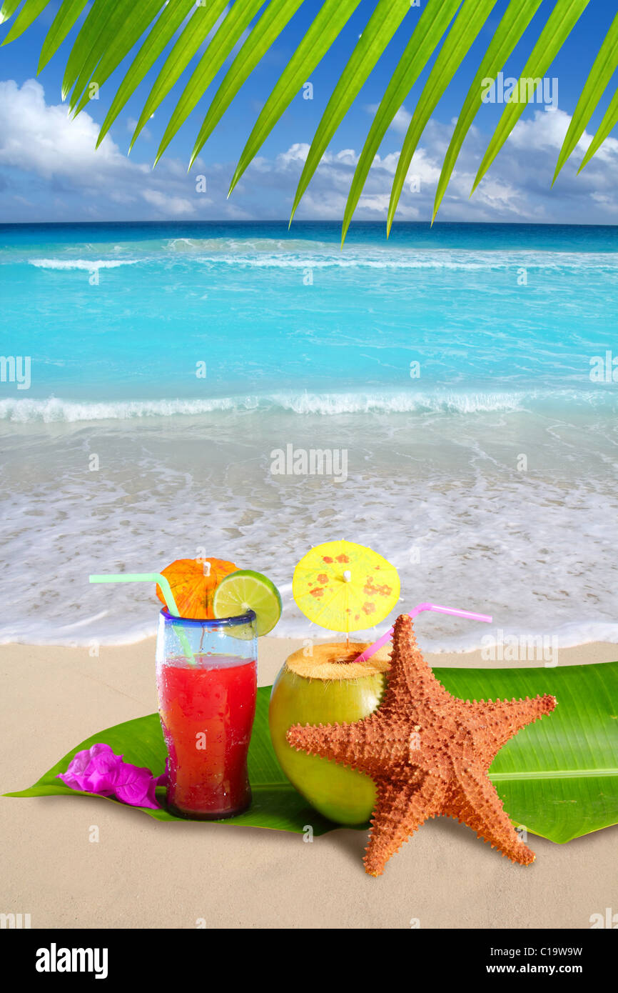 Cocktail rouge coco de mer avec plage tropicale en mer des Caraïbes ...