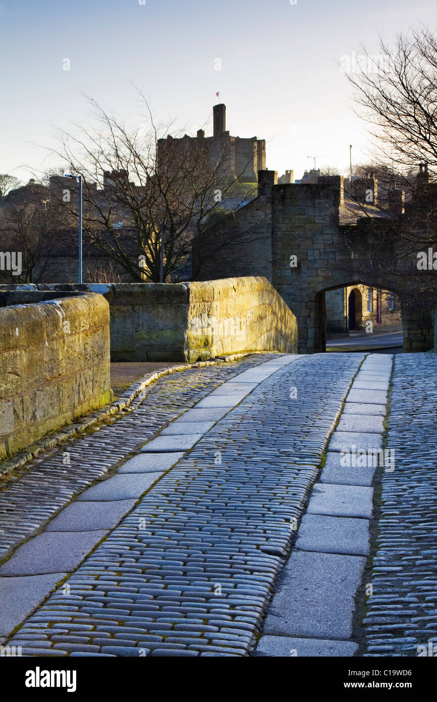 Château de Warkworth vu depuis le 14e siècle pont de pierre sur la rivière Coquet, Northumberland, England Banque D'Images