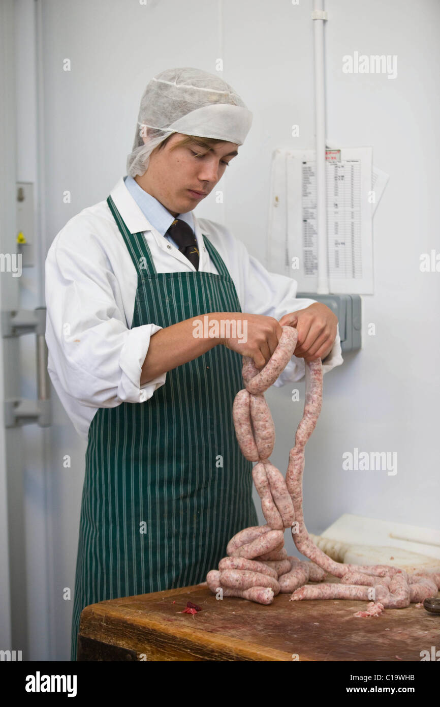 Un boucher de faire des saucisses Banque D'Images