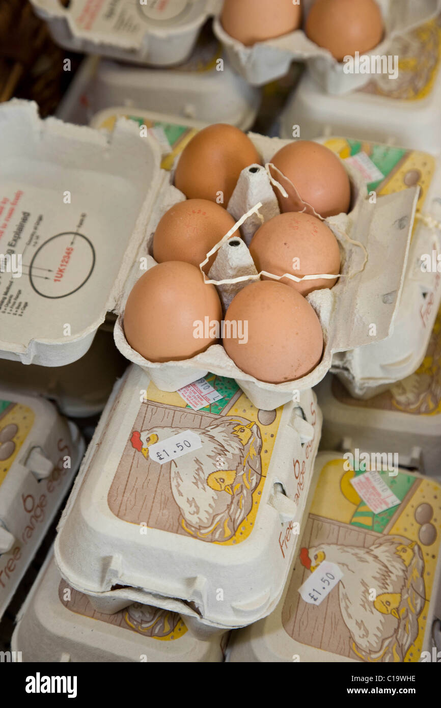 Des œufs frais à la vente à un magasin de ferme Banque D'Images