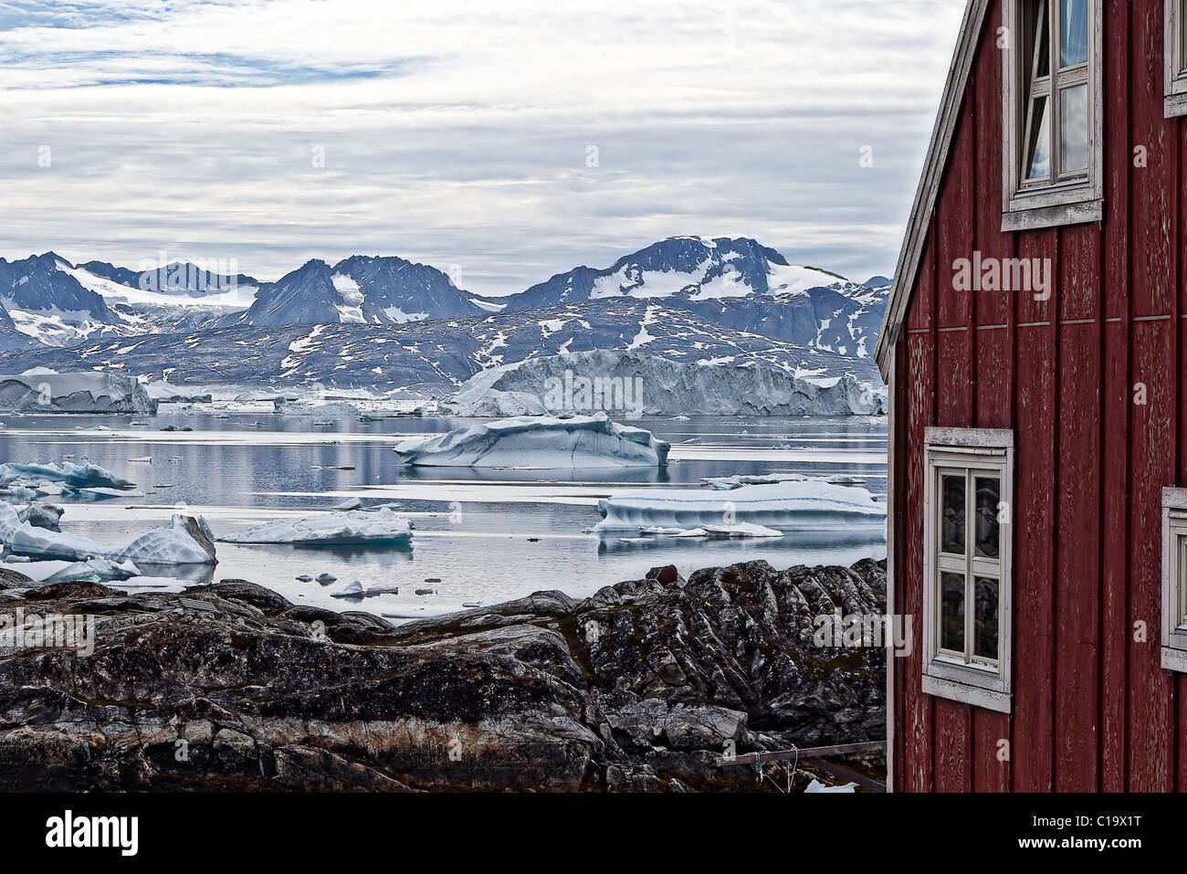 Le fjord Sermilik, dans l'Est du Groenland, vue du village de Tiniteqilaq Banque D'Images