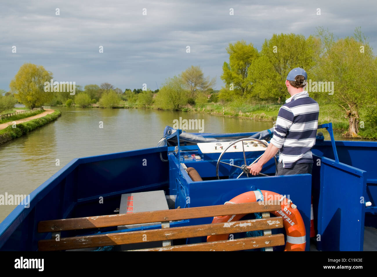 L'homme de navigation d'un bateau à passagers commerciaux le long de la Tamise à Oxford, Angleterre Banque D'Images