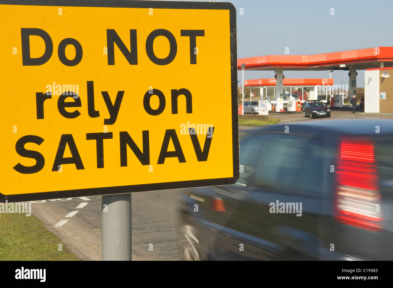 Ne pas se fier à la Satnav panneau d'avertissement sur route très fréquentée Banque D'Images