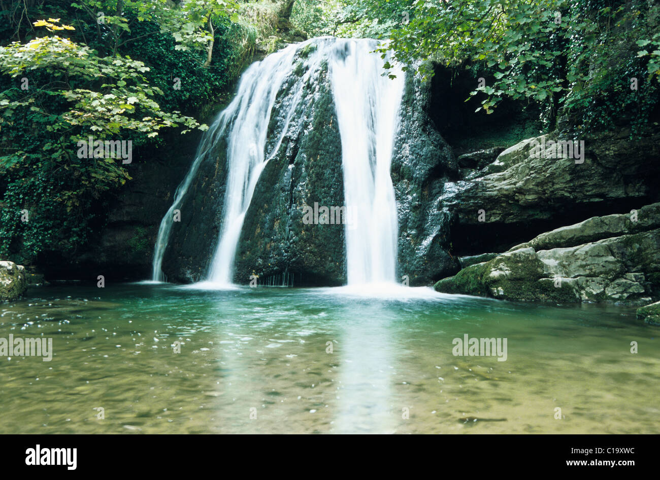 JANET'S FOSS CHUTE PRÈS DE MALHAM YORKSHIRE ANGLETERRE Banque D'Images