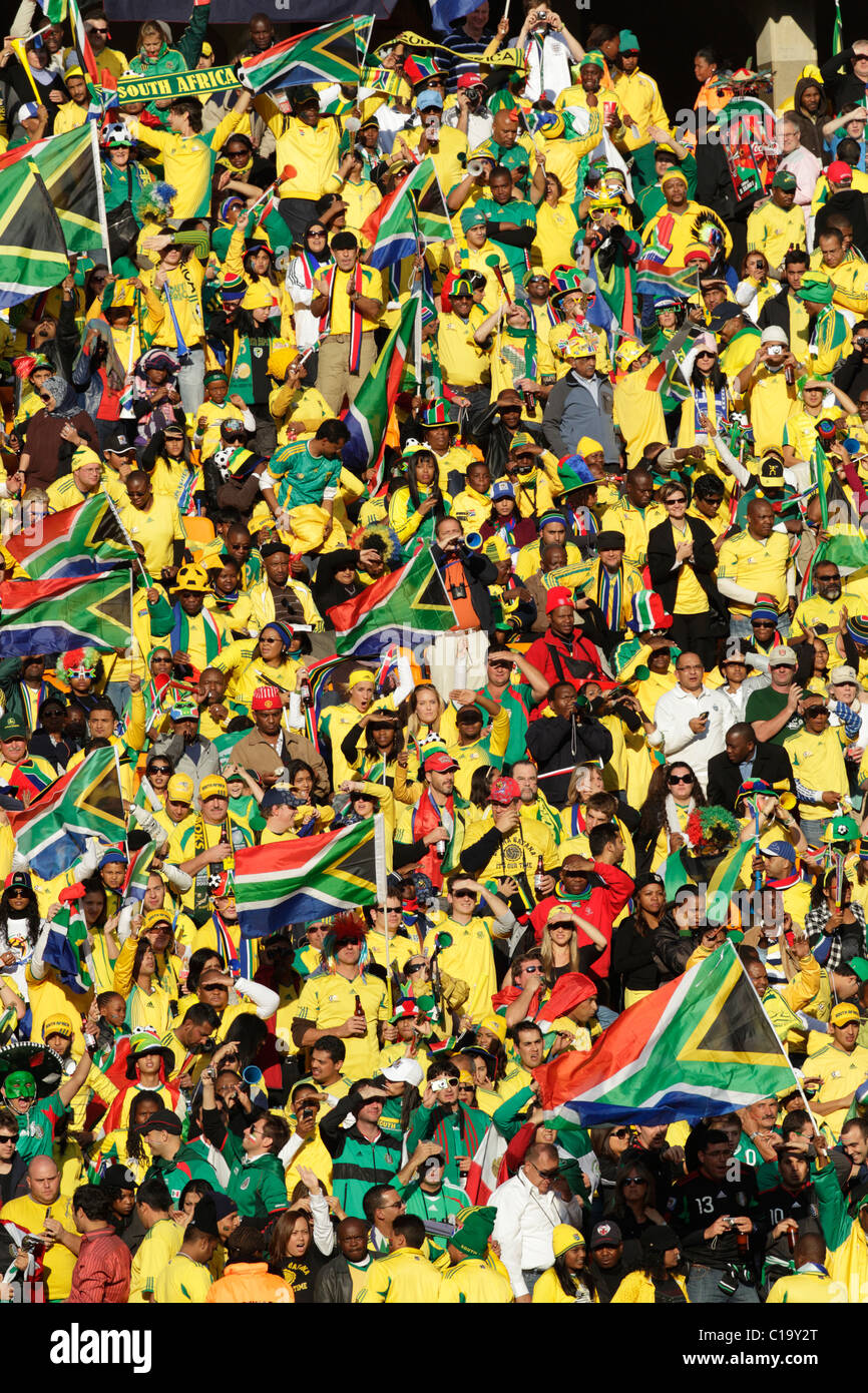 Les partisans de l'Afrique du Sud à l'acclamer match d'ouverture de la Coupe du Monde 2010 entre l'Afrique du Sud et le Mexique le 11 juin 2010. Banque D'Images