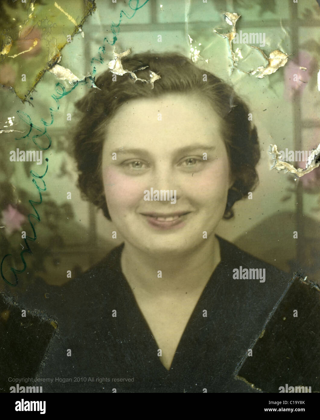 Portrait de Photobooth femme dans le milieu des années 1940 LA DEUXIÈME GUERRE MONDIALE Indiana coloriée à la mode Banque D'Images
