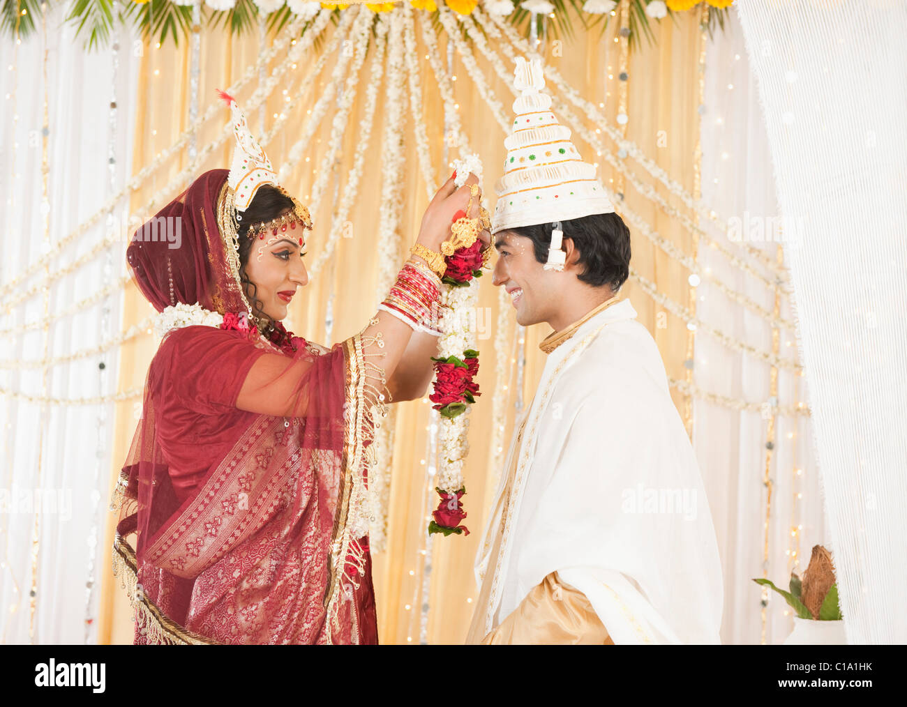 Couple d'effectuer l'échange Garland (Badal Mala) Cérémonie de mariage Bengali Banque D'Images