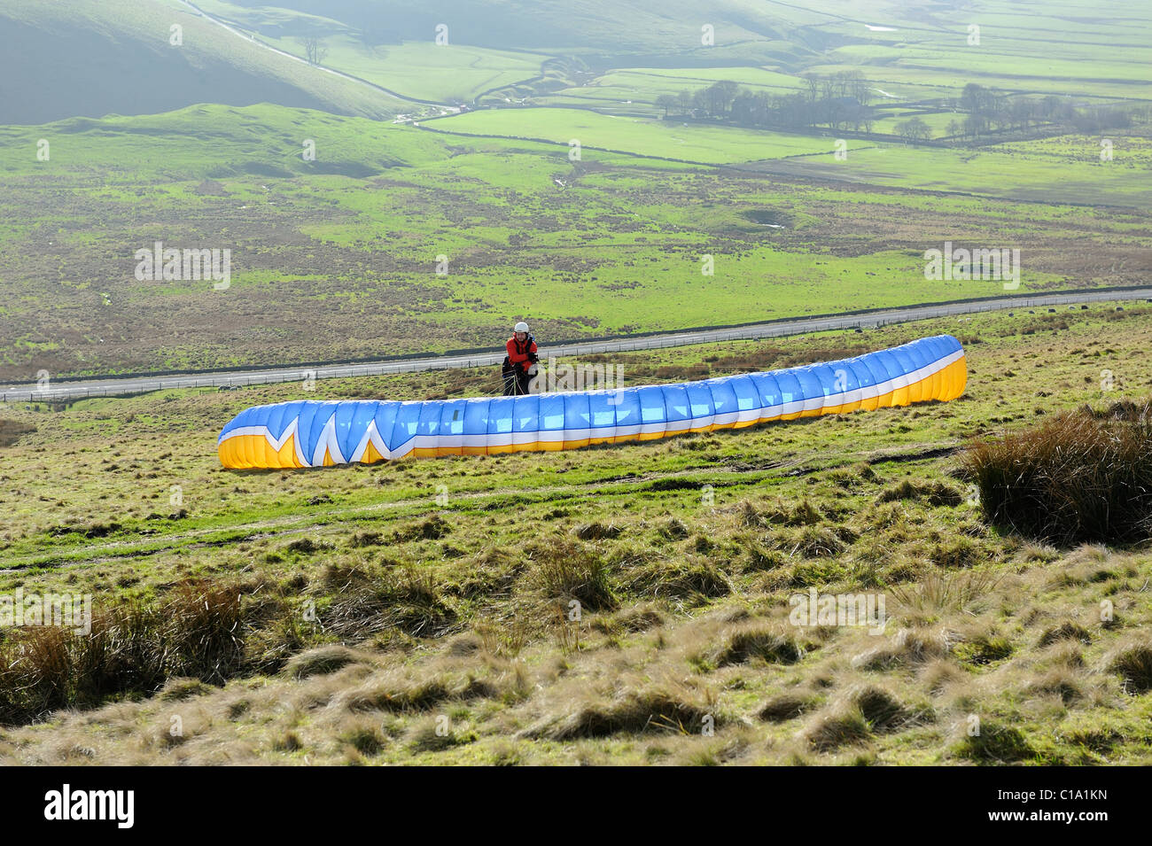 Prêt au décollage parapente rushup edge derbyshire peak district england uk Banque D'Images