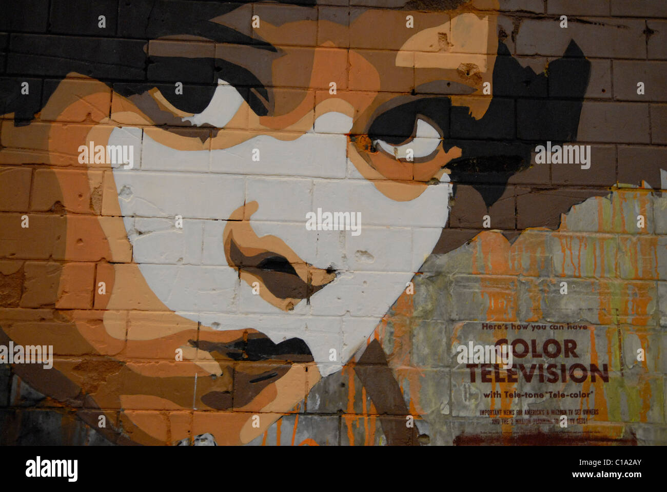 Le Graffiti d'une jeune fille avec des cheveux funky vaporisé sur le mur d'un tunnel à Londres avec cheveux funky et les mots d'une télévision couleur. Banque D'Images