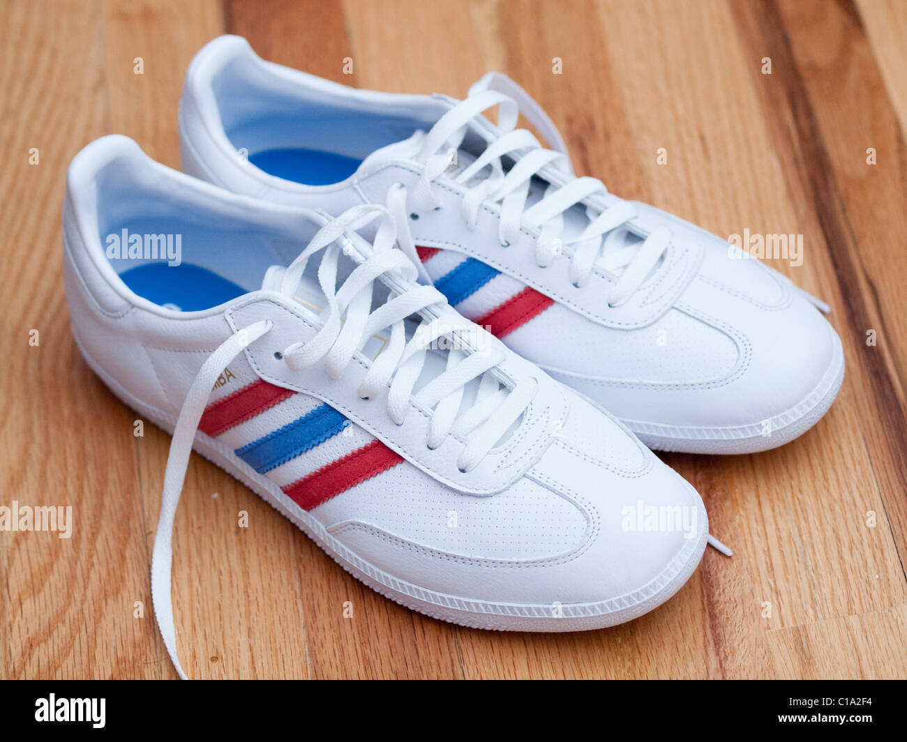 Une paire de chaussures de tennis. Banque D'Images