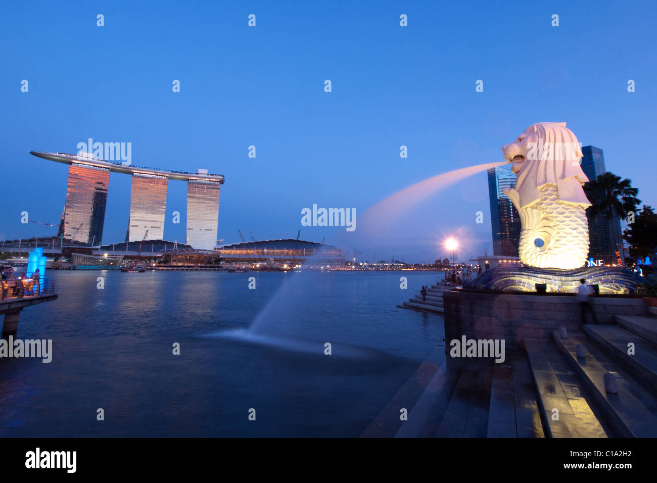 Nouveaux et anciens de Singapour : le Marina Bay Sands et le fameux merlion Singapour. Banque D'Images