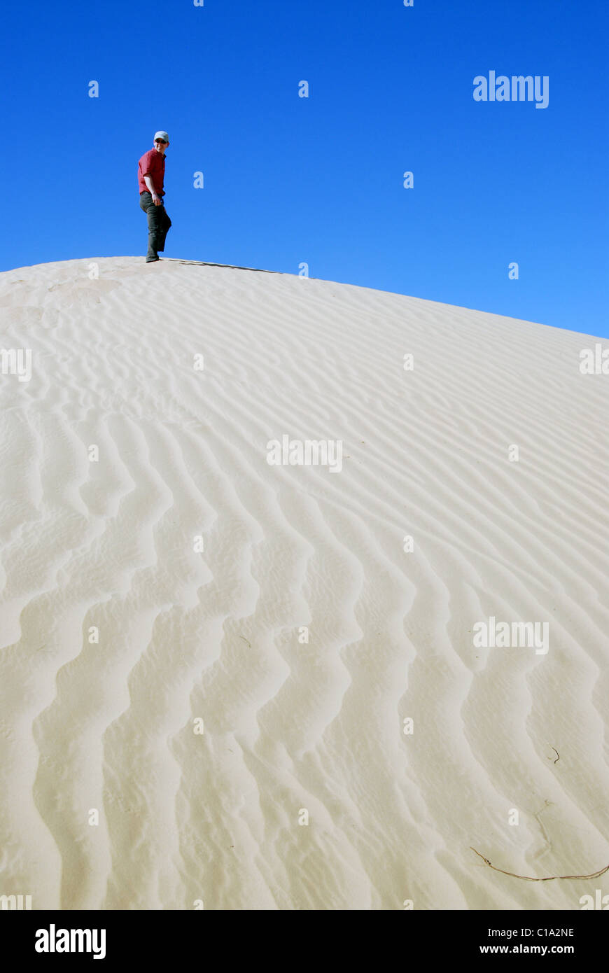 Homme debout sur les dunes de sable dans le quart vide, le sud de l'Oman, quart vide Banque D'Images