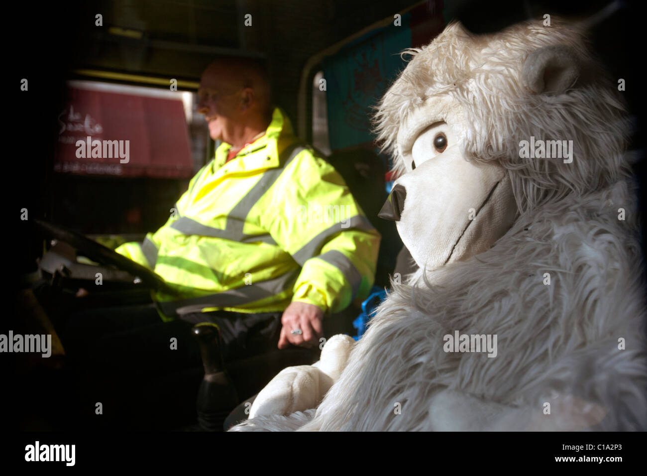 Un conducteur de camion avec peluche dans la cabine Banque D'Images