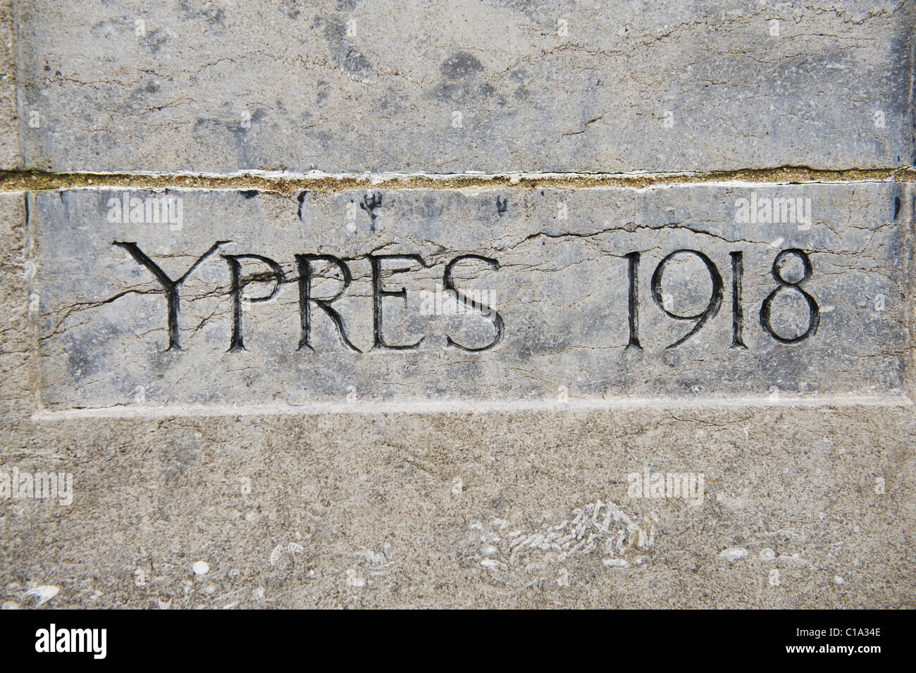 Ypres, 1918 WW1 pierre tombale au cimetière de Tyne Cot Banque D'Images