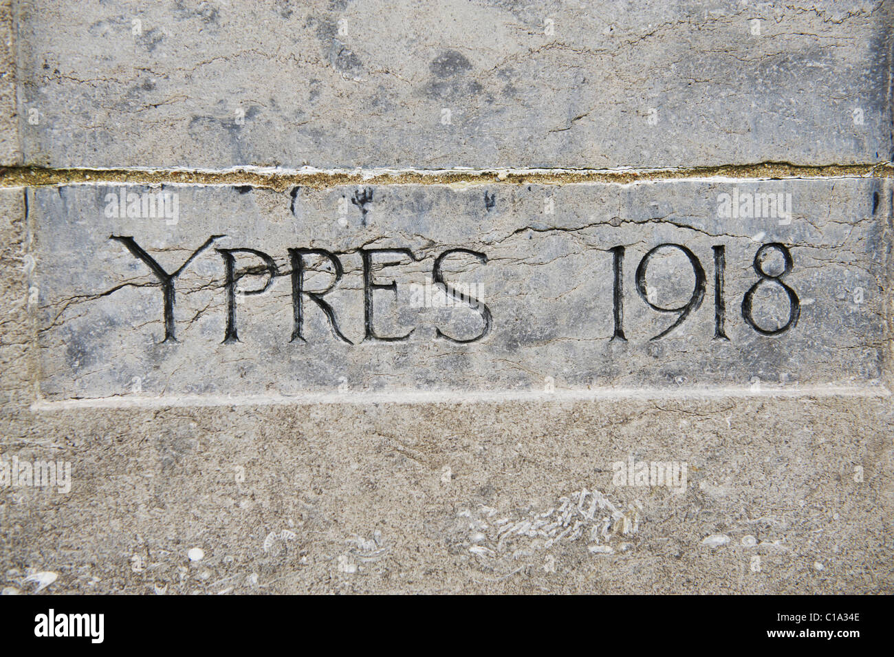 Ypres, 1918 WW1 pierre tombale au cimetière de Tyne Cot Banque D'Images