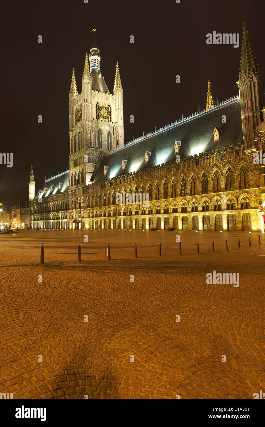 Photographie de nuit de la cathédrale d'Ypres en Belgique Banque D'Images