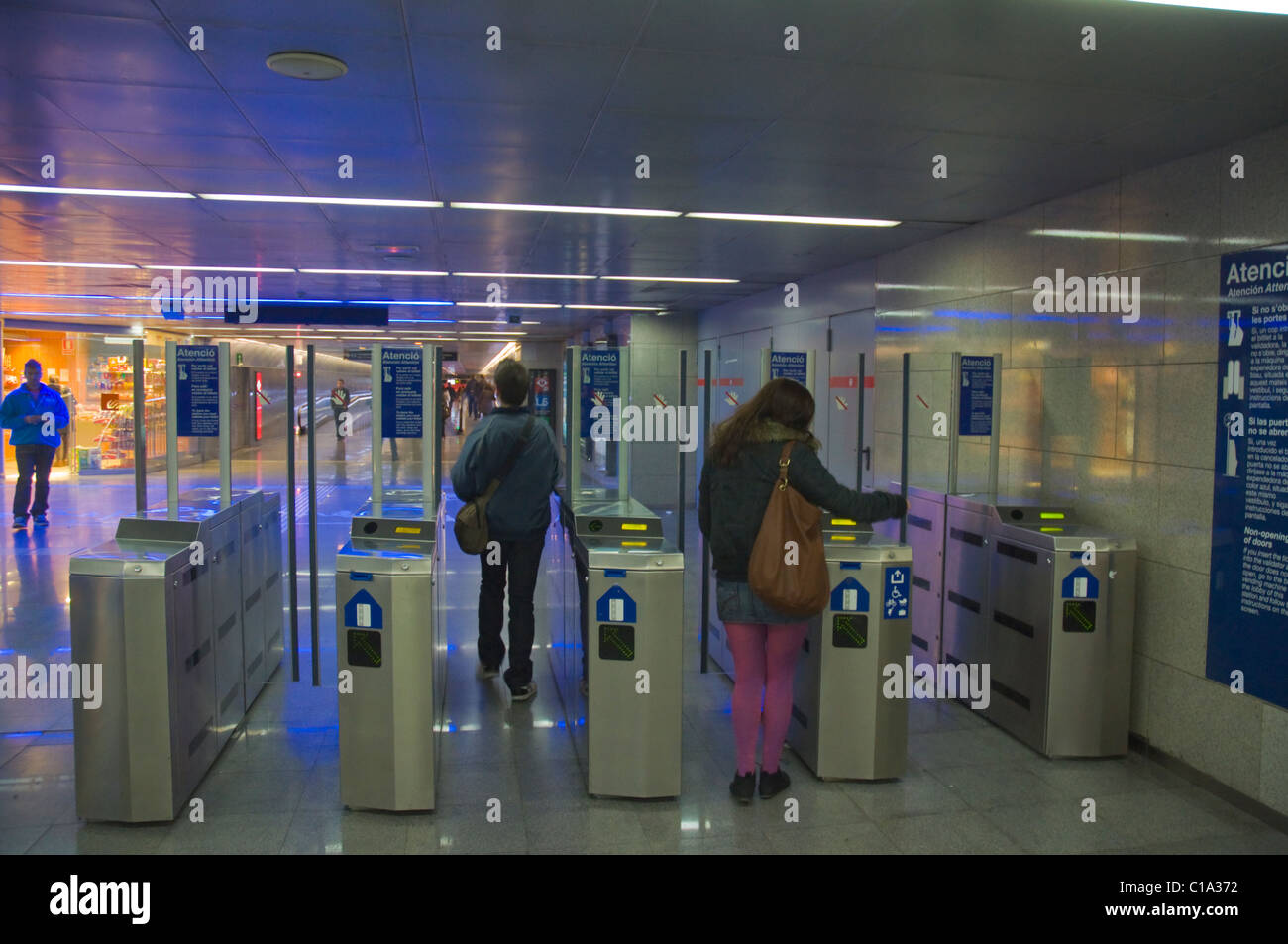 Les gens quittant la Placa Catalunya Central station de métro et gare Catalunya Barcelone Espagne Europe Banque D'Images