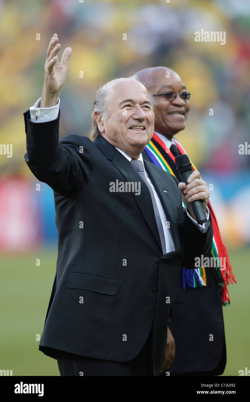 Le président de la FIFA, Sepp Blatter (à gauche), et le président sud-africain, Jacob Zuma (à droite), rendent hommage aux spectateurs lors du match d'ouverture de la Coupe du monde de football de la FIFA, le 11 juin 2010 au stade Soccer City de Johannesburg, en Afrique du Sud. Usage éditorial exclusif. Utilisation commerciale interdite. (Photographie de Jonathan Paul Larsen / Diadem images) Banque D'Images
