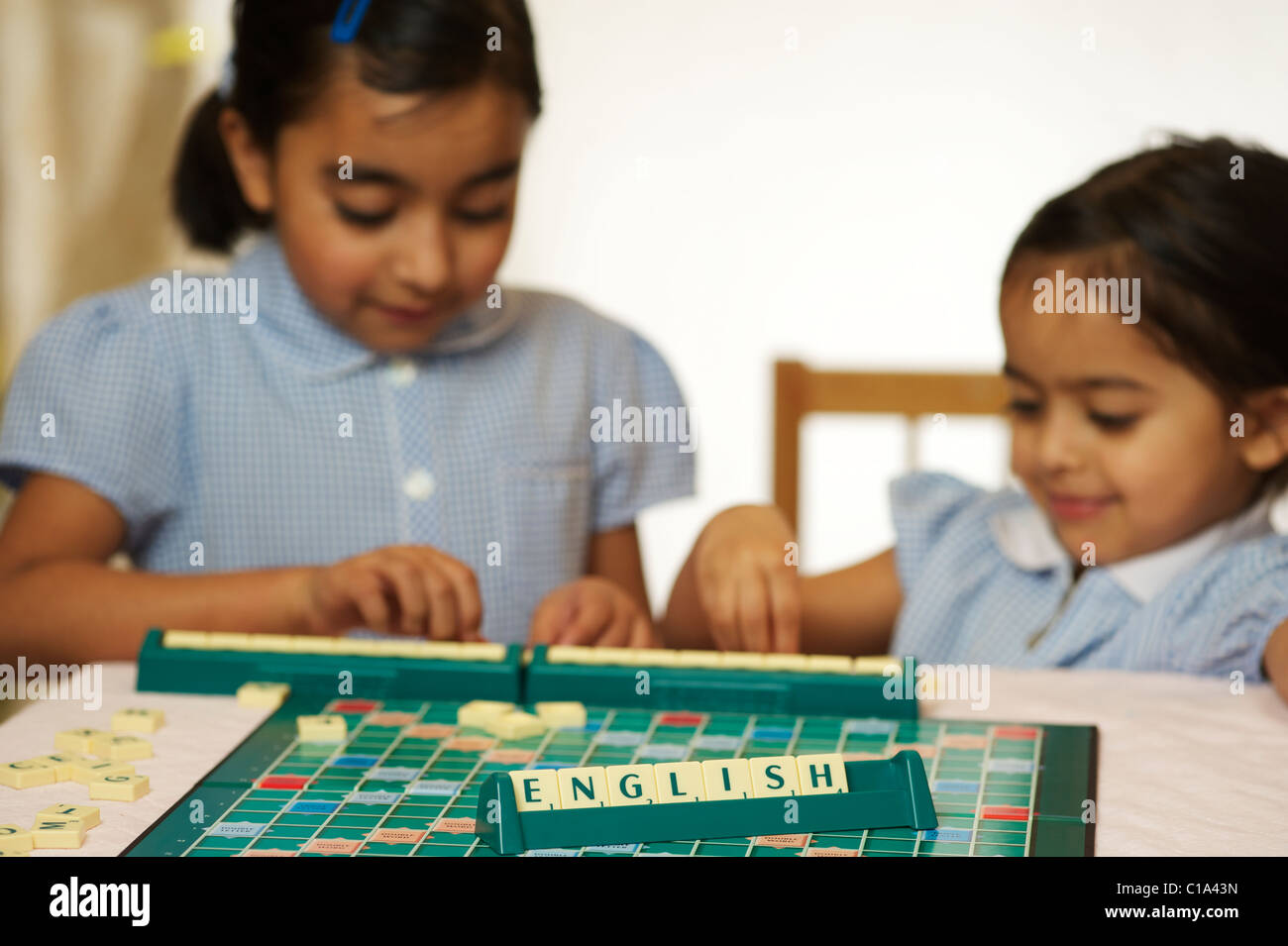 Les enfants jouent de scrabble Banque D'Images