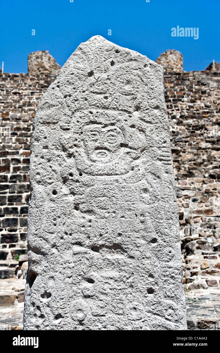 Stèle en pierre à la base de la plate-forme nord escaliers archéologique précolombien ruines de l'ancienne capitale zapotèque de Monte Alban Banque D'Images