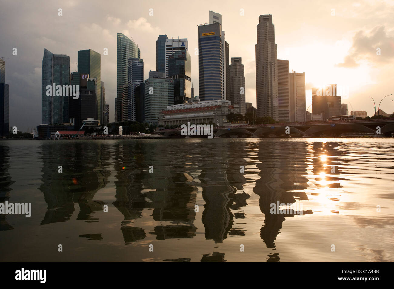 Horizon de la central business district au coucher du soleil. Marina Bay, Singapour Banque D'Images