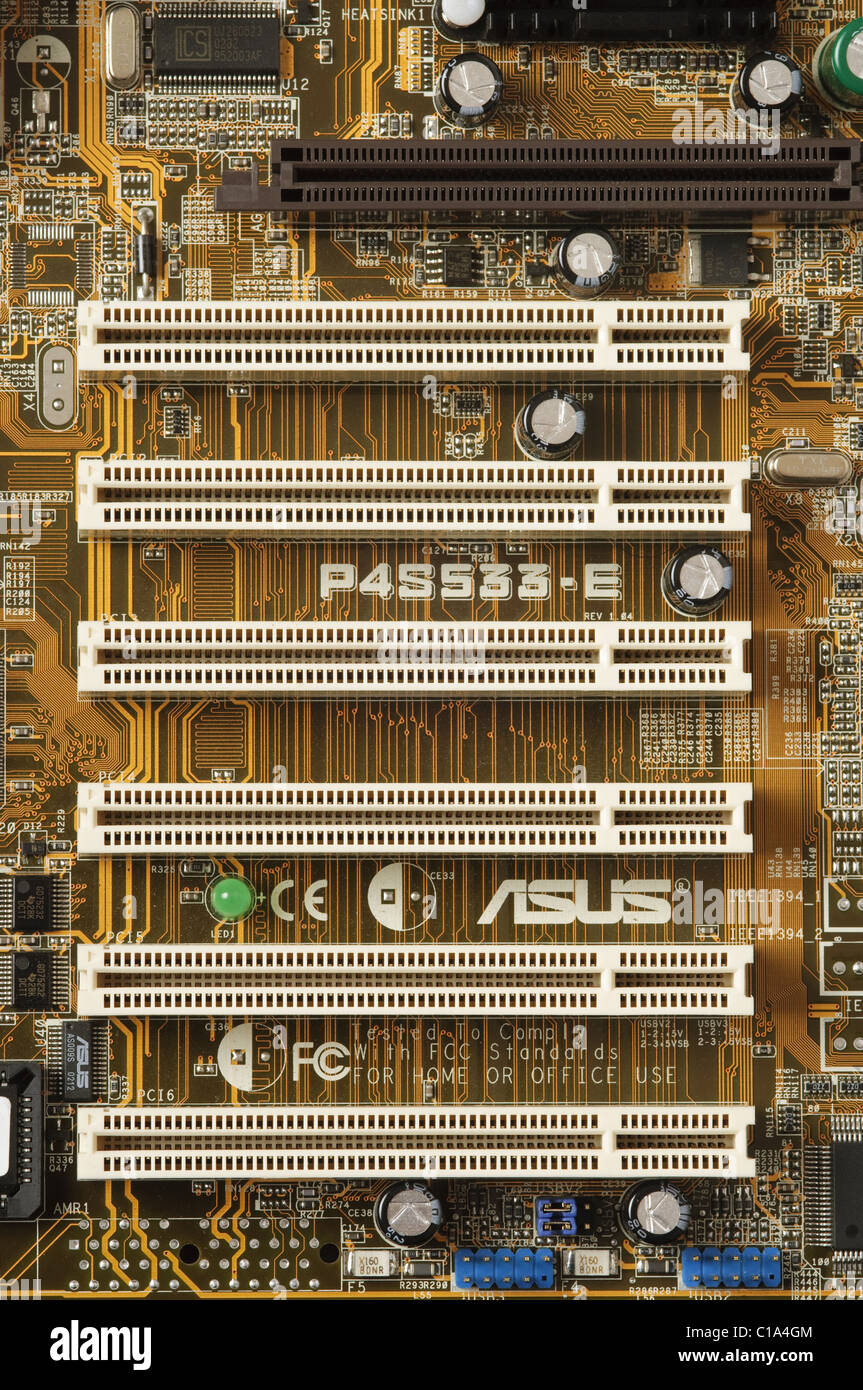 Slots PCI et AGP sur une carte mère ASUS Banque D'Images