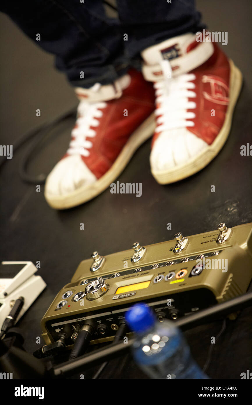 Musicien avec boucle de retard guitare effets pédale de pied Banque D'Images