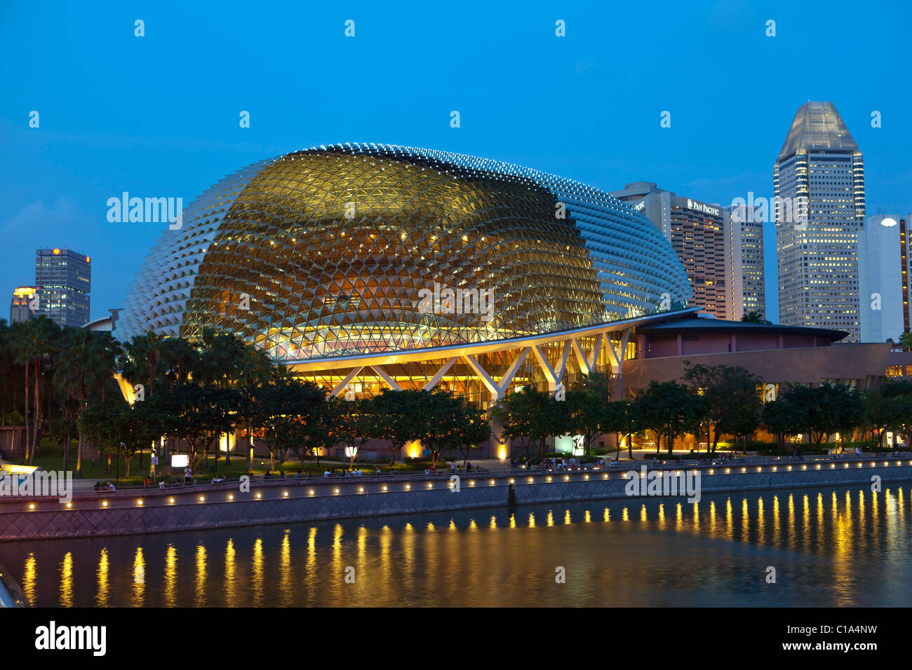 Esplanade - Theatres on the Bay building au crépuscule. Marina Bay, Singapour Banque D'Images