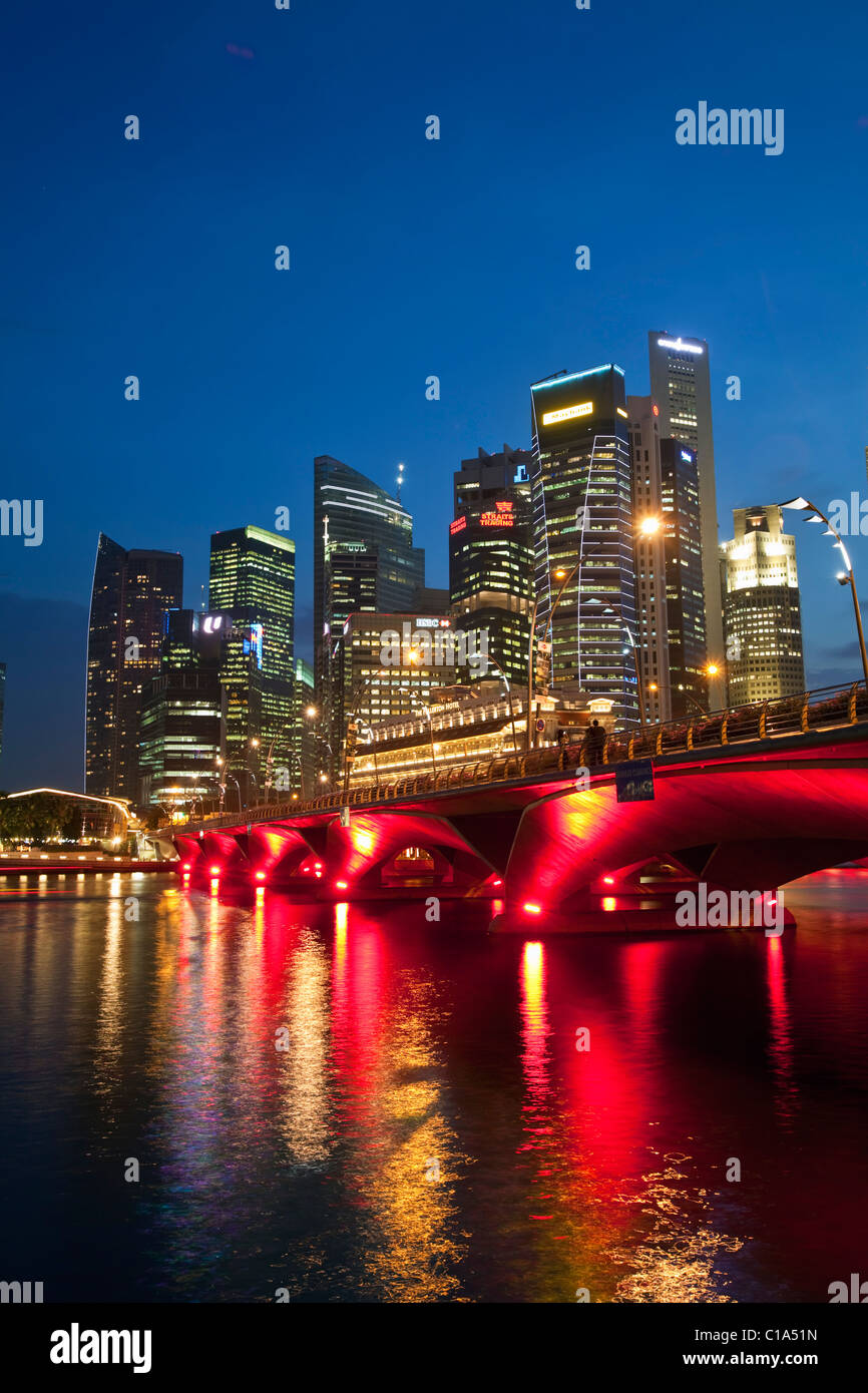 Le Fullerton Hotel et la ville vue depuis l'Esplanade waterfront. Marina Bay, Singapour Banque D'Images