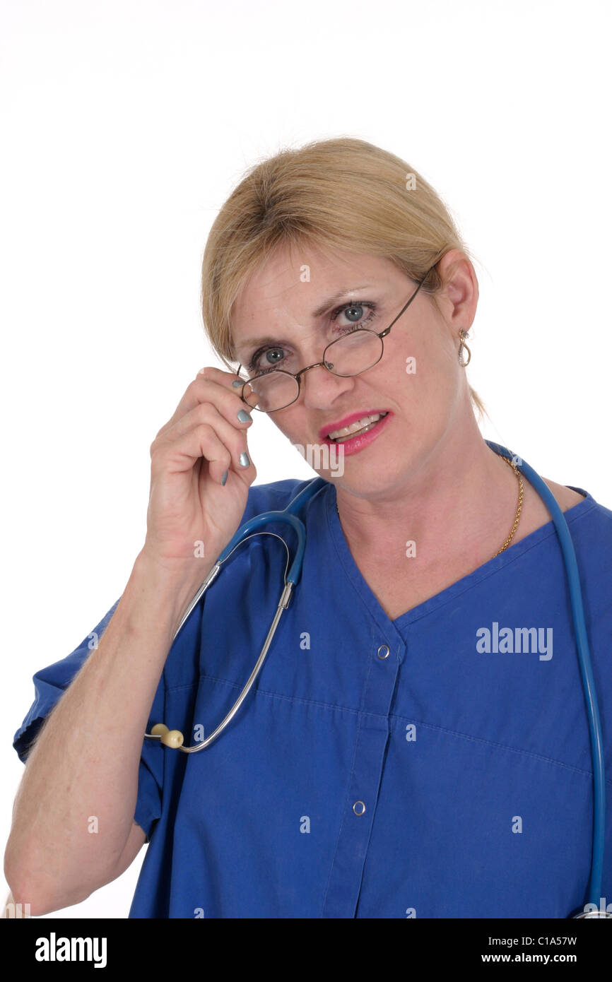 Portrait photo de belle infirmière ou médecin portant des lunettes avec stéthoscope Banque D'Images