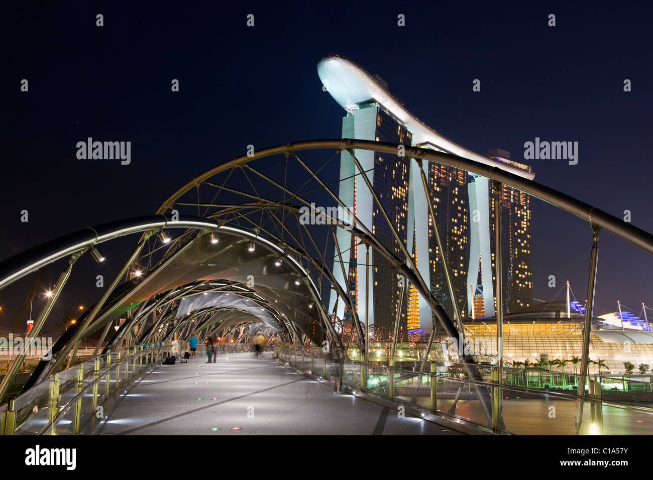 L'Helix Bridge et Marina Bay Sands de Singapour. Marina Bay, Singapour Banque D'Images