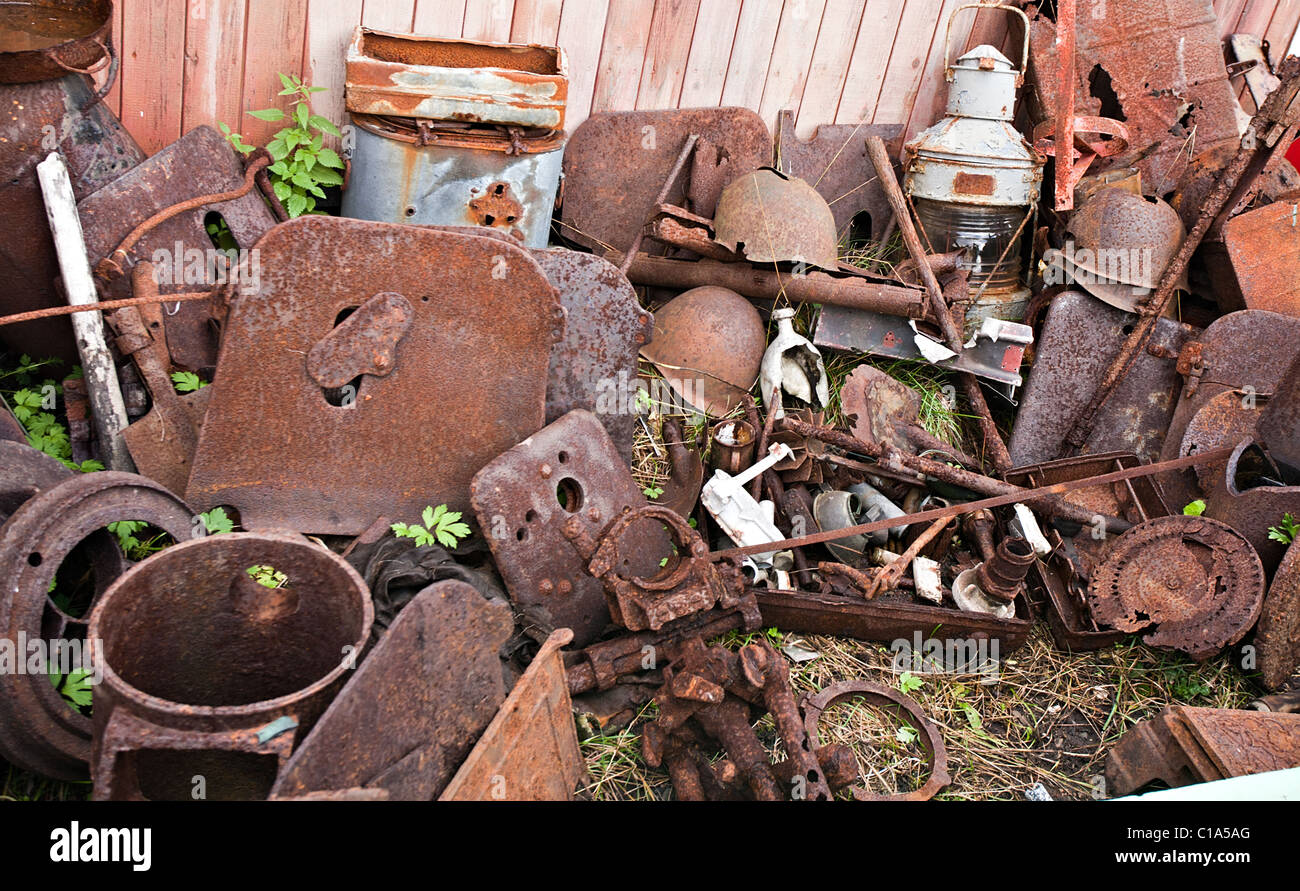 Old rusty armes soviétique et casques creusés sur des champs de bataille Banque D'Images