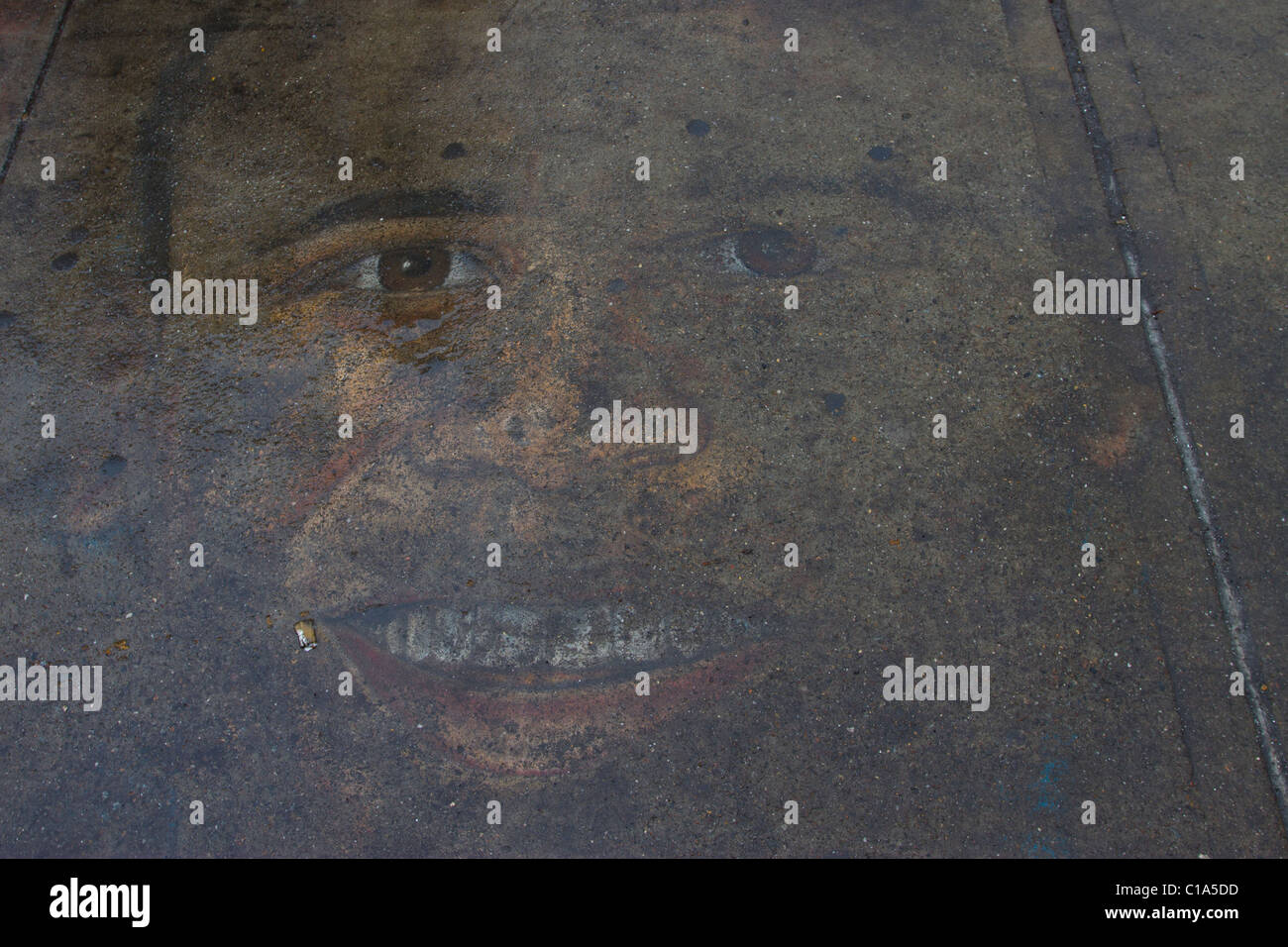 Street artist's fading prononcé de Barack Obama sur un trottoir dans Manhattan sur un jour de pluie Banque D'Images