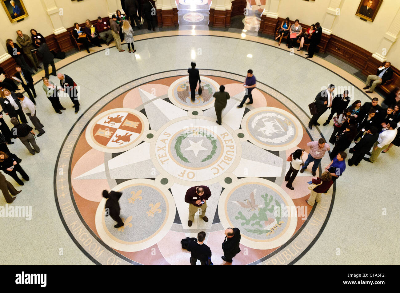 AUSTIN, Texas - Les visiteurs de la Texas State Capitol se rassemblent dans le hall central directement sous la coupole de l'édifice. Comme l'accueil de l'assemblée législative de l'état du Texas, le bâtiment voit habituellement des milliers de visiteurs par jour pour les affaires et le tourisme. Banque D'Images