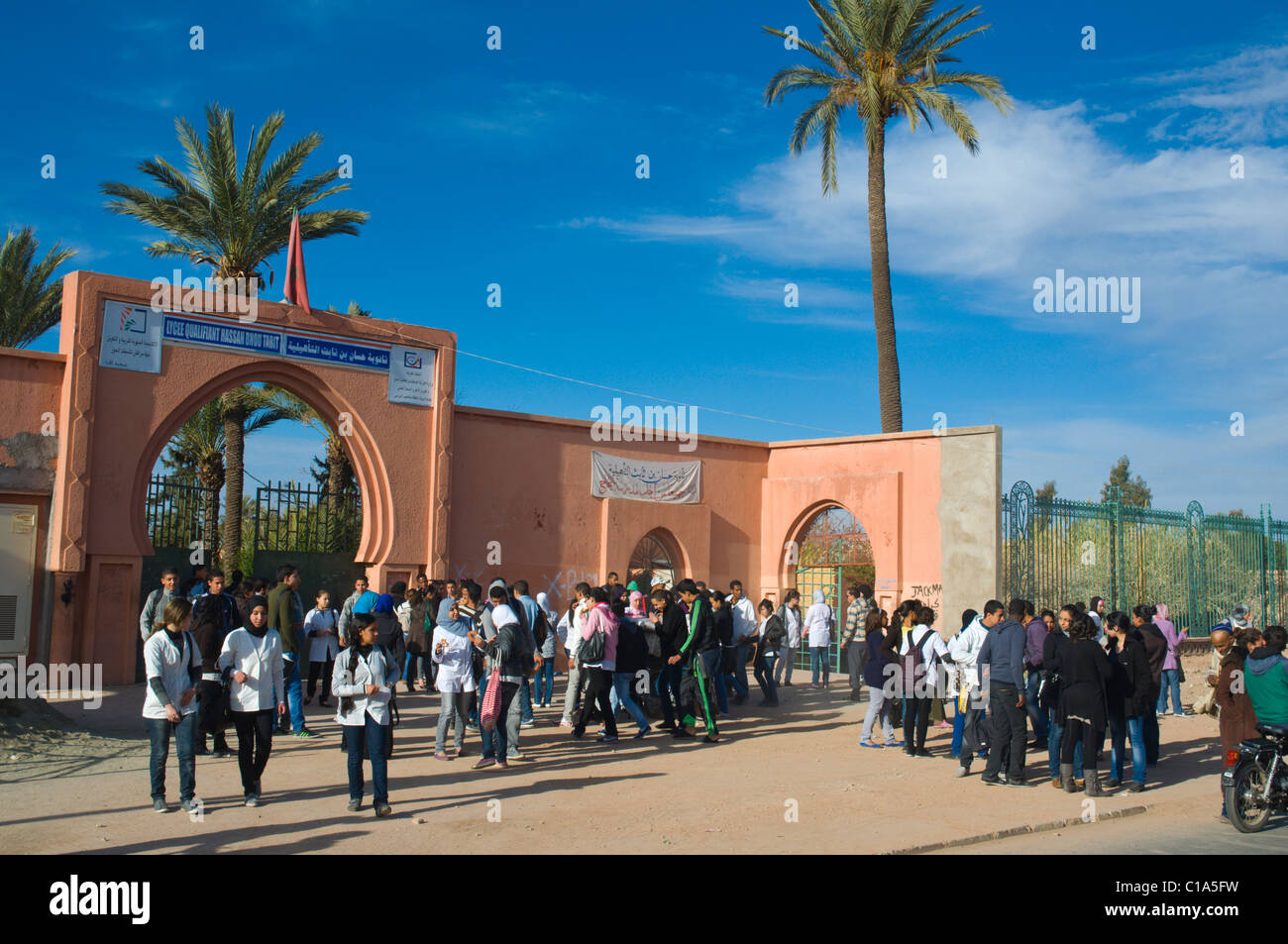 Les élèves du secondaire en face d'une école Lycée Marrakech Maroc central Africa Banque D'Images