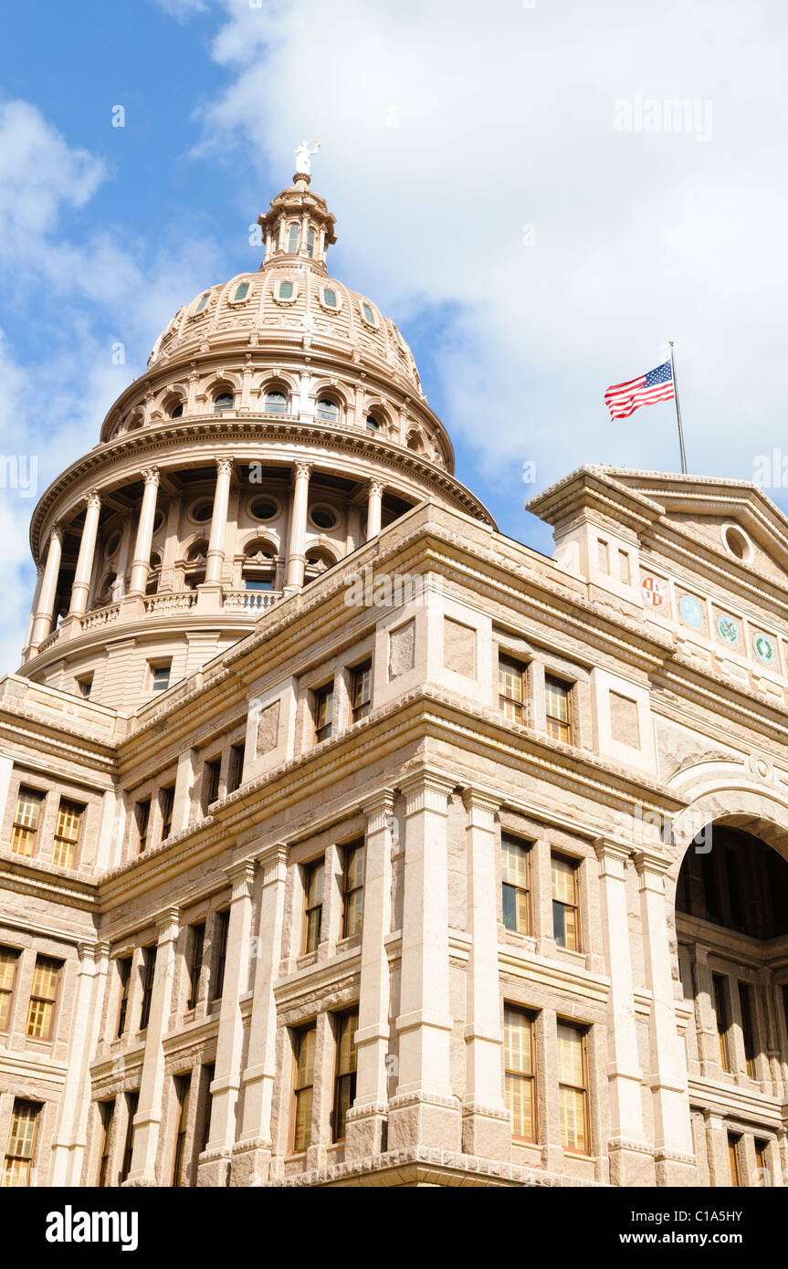 AUSTIN, Texas - le Dôme du Capitole de l'État du Texas à Austin, Texas. À 308 pieds de haut, il est le plus haut de l'état américain de chapiteaux et le seul édifice législatif américain taller est le Capitole à Washington DC. Conçu par Elijah E. Myers et construit dans les années 1880, le bâtiment est sur le Registre National des Endroits Historiques et est désigné comme un National Historic Landmark. Le bâtiment est construit dans le style de la Renaissance italienne Renaissance. Banque D'Images